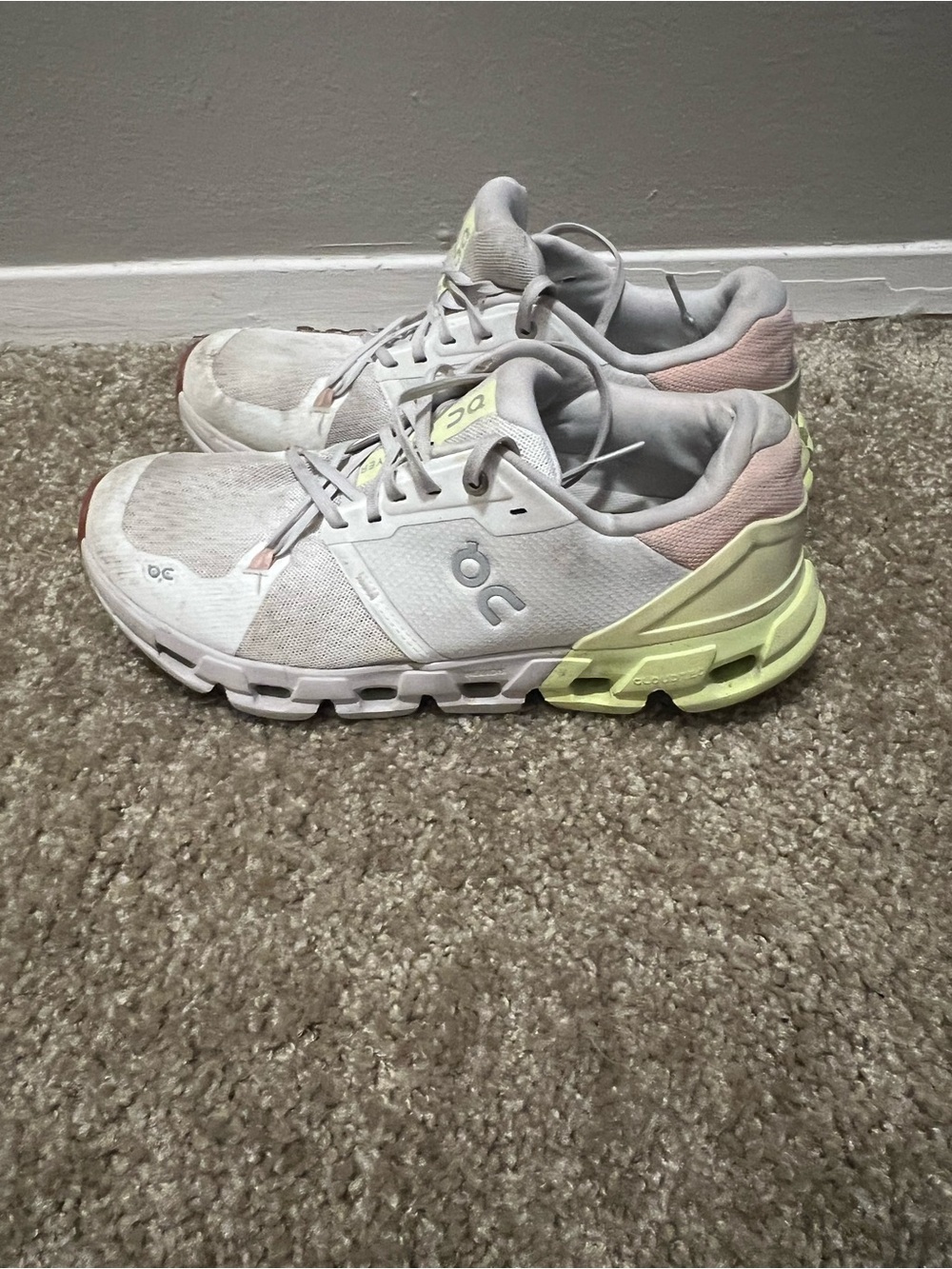 On cloudflyer 4 woman’s 9.5 running shoe - Picture 5 of 11